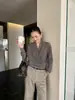 Top de Diseño Estilo Francés Wanwei para Mujer 2026 Otoño Nuevo Estilo Cuello Diagonal Cuello en V Tejido de Punto Fino Brillante Manga Larga 6043-1