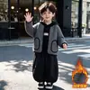 Conjunto de Tres Piezas para Niños Otoño/Invierno 2026 Nuevo Estilo de Otoño Estilo Coreano de Moda Conjunto de Marca Moderna para Bebé Niño Pequeño