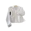 Camisa Blanca de Encaje Patchwork Estilo Francés con Cuello en V para Mujer, Diseño Corto para Figuras Petite, Top Único y Sin Contraste 88523