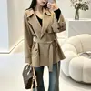 Gabardina corta clásica color caqui, entallada, con cuello para mujer, nueva colección primavera/otoño 2026, elegante prenda exterior estilo británico para figuras petite