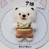 Nuevos Overoles de Peluche de Dibujos Animados Oso de Peluche Suave Lindo Oso Sonrojado Muñeco Broche Decoración Accesorios para Mochila Escolar de Estudiante