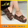 Chinelos de Cunha com Estampa de Leopardo Casuais e Versáteis para Mulheres, Uso ao Ar Livre, Nova Moda Verão 2026 Sandálias Plataforma com Solado Grosso de Tira Única