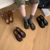 Sapatos femininos estilo retrô, rasos e com corte profundo, modelo novo 2026, sapatos de dedo dividido estilo casco de porco, mocassins de couro macio, tamancos femininos