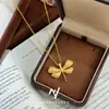 2026 Nuevo Modelo Lujo Ligero Vintage Retro Gama Alta Cadena para Clavícula de Libélula con Diamantes Completos Collar Dorado Arena Regalo para Novia