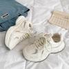 Sapatos Torre Estilo Coreano Feminino 2025 Novidade de Verão Explosões Sapatos Brancos de Solado Grosso Respiráveis de Malha Aumento de Altura Tênis Versátil