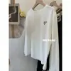 Camisa de terciopelo base suelta casual con bordado lijado, forrada de felpa, engrosada, moda simple, Otoño e Invierno 2024 para mujer