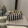 Bolsa de Mão Fashion com Alça de Clipe Listrada, Bolsa Quadrada Pequena Versátil Texturizada, Bolsa Transversal Elegante 2026 Novo Modelo para Mulheres