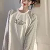 Camiseta Moda Ins Estilo Criativo com Estampa de Letras para Mulheres com Design Color-Blocking Versátil Top Listrado