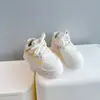 Zapatillas para niñas, zapatos casuales para niños, nuevos zapatos para niños primavera y otoño 2026, zapatillas deportivas de moda para estudiantes de primaria, zapatos blancos versátiles