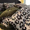 Manta con Estampado de Leopardo Maillard de Piel de Conejo Juego de Cuatro Piezas Invierno Engrosado Cálido Sábana Bajera y Funda de Edredón de Terciopelo de Leche Ropa de Cama