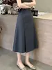 Elegante saia midi cinza de corte evasê com abotoamento duplo para mulheres, nova coleção outono 2026, adequada para o trabalho e uso casual, versátil e estilosa