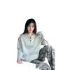 Camisa Polo Gris de Manga Larga con Cuello Henry para Hombre Costura Americana Desestructurada Hombro Derecho Versión Boxy con Sudadera por Dentro