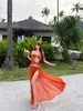 Vestido de Vacaciones en Isla Tailandesa Naranja con Huecos en la Cintura que Expone la Piel, de Cuello Halter para Mujer, Diseño de Verano con Abertura, Vestido Largo Sexy