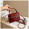 Colección nueva 2026: bolso mini tipo caja chic con estampado de rombos para mujer, con una delicada cadena en forma de corazón y un elegante diseño cruzado