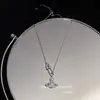 Collar con Pin de Saturno Plateado para Mujer, Lujo Ligero, Nicho, Gama Alta, Cadena para Clavícula de Planeta con Diamantes Completos, Nuevo Modelo 2026