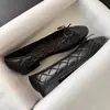 Sapatilhas Acolchoadas de Couro Estilo Chanel de Alta Qualidade de Guangzhou para Mulheres, Couro Genuíno, Pele de Ovelha, Sapatos de Ballet com Laço, Bico Baixo, Color Block, Sola Rasteira