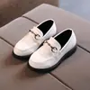 Sapatos de couro infantis para meninos, coleção de outono estilo coreano 2026, cabedal de couro preto, estilo britânico, sapatos de performance com sola macia para meninas do ensino fundamental