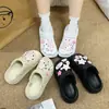 Garfos Xadrez Rosa Estilo Novo Feminino com Estrelas, Novos Acessórios Fofos da Moda, Tamancos com Charms Fofos