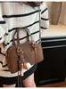 Bolso pequeño cuadrado de alta gama estilo coreano para mujer, nuevo bolso Boston tipo almohada vintage otoño 2026, bolso de hombro y bandolera