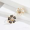 Novo estilo Francês Chanel estilo vintage flor elegante fivela de lenço clássico preto e branco incrustado flor de zircônia fivela de lenço atacado