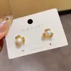 Brincos Stud Geométricos de Pérola Personalizados Exquisitos e Compactos para Mulheres, Design de Nicho, Brincos de Moda Estilosos e Versáteis, Brincos de Celebridade da Internet