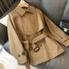 Guarde-o para você! Os detalhes são primorosos~ Trench coat curto de lapela dupla, modelagem solta com amarração na cintura, emagrecedor, para mulheres, novo para o outono