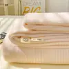 Nuevo juego de sábanas de franela de leche a cuadros de grado A para bebé y maternidad 2026, con un diseño sencillo de color liso, funda de almohada antiestática y funda de edredón (conjunto de tres piezas)
