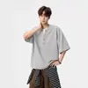 2026 Nova Camiseta Masculina de Verão Versátil de Cor Sólida com Manga Curta e Design Falso de Duas Peças com Botões, Venda Direta