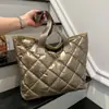 Bolso de Mano Popular Bordado Acolchado de Algodón de Este Año 2025 Invierno Nuevo Versátil Ins Bolso Tote de Hombro Único