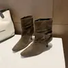 Botas de Cano Curto Apontadas Salto Agulha Estilo Coreano First Encounter Season Femininas Chegada Nova Outono/Inverno 2026 Botas de Moda com Fivela em Camurça Botas Emagrecedoras