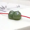 Jade Hetian Natural Gato Acostado Accesorio Pequeño, Material Qinghai Jade Verde y Blanco Agujero Pasante Gato Adorno de Jade para Hacer Manualidades