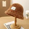 Sombrero de pescador de piel de conejo con parche y letras para mujer, versátil, cálido, de otoño e invierno, con forro polar de felpa negra.