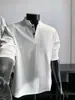 Camiseta negra texturizada de corte regular con cuello Henley y manga larga para hombre, una elegante prenda de otoño para capas, adecuada como capa interior o como polo/sudadera