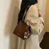 Bolso de mano Maillard estilo retro, bolso cruzado de gamuza para mujer, nueva colección otoño/invierno 2026, bolso de hombro casual y versátil