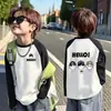 Camiseta de manga larga raglán de algodón puro para niños, nuevo estilo primavera/otoño con estampado color block, moderna y única, adecuada para niños de talla mediana y grande como capa base.