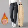 Calças de lã de cordeiro para atacado transfronteiriço, novo estilo de inverno, calças casuais com forro de fleece e espessamento para homens, corte solto, tamanho grande, calças compridas quentes com acolchoamento de algodão