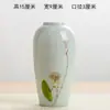 Vaso Pequeno de Cerâmica Jingdezhen Pintado à Mão com Lótus Enfeites para Sala de Chá Arranjo de Flores Secas Hidropônico Conjunto de Decoração de Três Peças para Sala de Estar