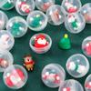 Juguete de muñeca navideña mixta de vagón de dibujos animados de 32 mm, máquina de juego de huevos de un yuan, bola de regalo al por mayor