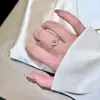 Anillo Redondo de Cuatro Garras con Diamante Brillante de Cristal Blanco Natural, Diseño Sencillo de Nicho, Sensación Elegante y de Alta Gama, Anillo Abierto de Lujo Ligero