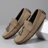 Zapatos Casuales de Cuero para Hombre Estilo Británico Zapatos para Hombre Zapatos Slip-On con Borla Roja Hombres 2025 Nuevos Zapatos de Otoño para Hombre