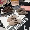 Jialuo Ya~Estilo europeu Mary Jane de uma tira bico fechado chinelo de meia pessoa preguiçosa sapatos Birkenstock sapatos femininos chinelo para usar ao ar livre felpudo