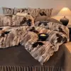 Conjunto de quatro peças em pele de coelho grau A, apresentando a cor Melard, edredom de alta densidade, forrado com fleece e espesso, juntamente com um conjunto de três peças em veludo de leite para aquecimento e um lençol com elástico