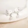Brincos de Flor e Pérola Europeus e Americanos Transfronteiriços para Mulheres Novos Brincos de Tarraxa de Luxo Leve Brinco de Camélia