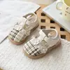 Sandalias tejidas caladas con lazo de encaje para niña 2026 Verano Punta cerrada Sandalias de princesa con perlas Zapatos de playa Modernas