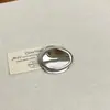 Broche de metal oco geométrico de alta qualidade para terno feminino outono e inverno novo design de nicho de alta qualidade pino para suéter e casaco