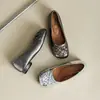 Sapatos femininos retrô estilo francês, nova coleção outono 2026, estilo delicado, bico quadrado, sola macia, sapatos pequenos de couro de corte baixo, sapatos baixos de vovó