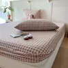 Conjunto de três peças de gaze de camada dupla com toque de algodão para maternidade e infância Classe A, lençol de baixo com elástico, capa de cama, amigável à pele, adequado para bebês, com fronha de estampa floral pequena