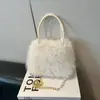 Bolsa de Pelúcia Longa para Mulheres 2025 Nova Tendência Versátil Bolsa de Mão Estilo Quente Elegante Bolsa de Ombro Transversal de Pelúcia