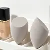 Esponja de maquiagem cinza com formato de gota e corte angular, macia e não absorvente, adequada para uso seco e úmido, esponja ferramenta de maquiagem