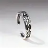 Moda Europea y Americana Diseño Personalizado Anillo Abierto Retro de Tres Flores de Venta Caliente Anillo Negro Creativo Estampado para Mujer Venta al por Mayor